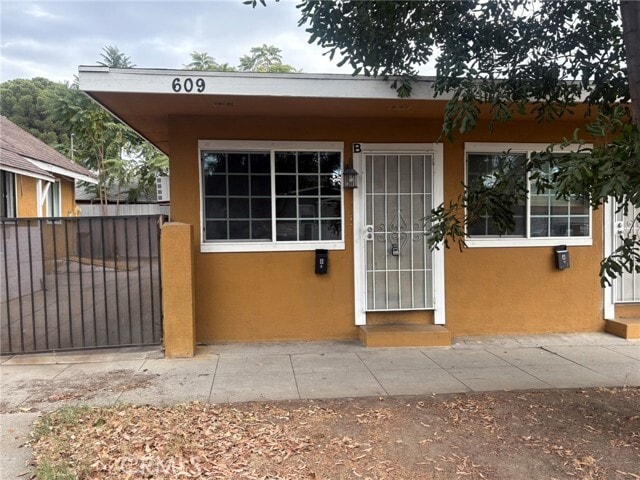 Primary Photo - 609 S Vine Ave