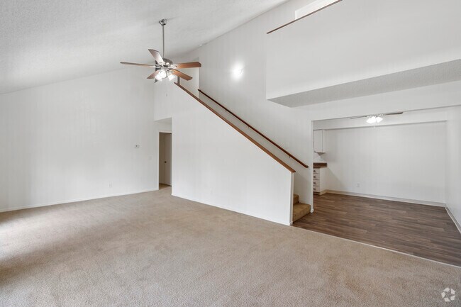 2 habitaciones, 2 baños, 1/2 baño - 1,510 pies cuadrados - Sala de estar - Meadows II Apartment Homes