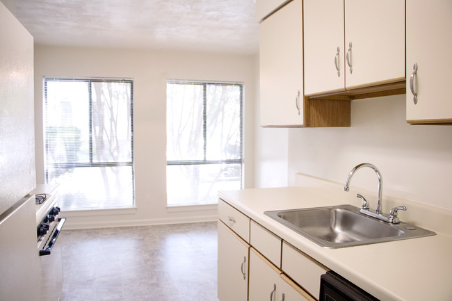 Kitchen/Breakfast-nook - Princeton Circle West Apartments