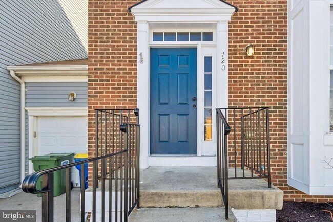 Foto del edificio - 120 Douglas Dr