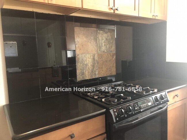 Building Photo - LEASED---Roseville 3 Bedroom with Large Yards