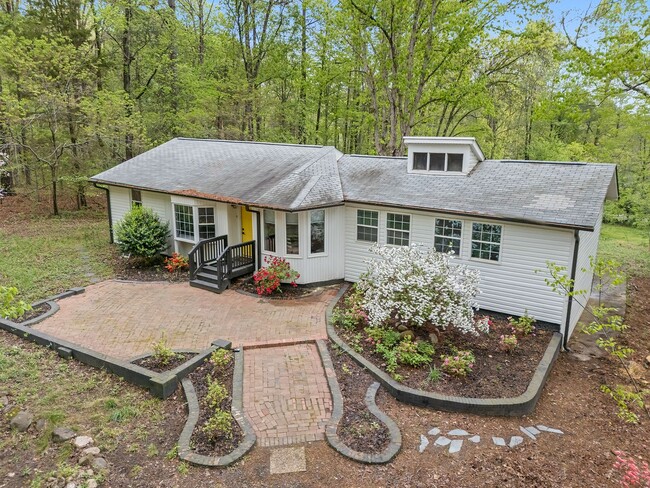 Building Photo - Nature Lovers 3 Bed 2 Bath Chapel Hill Ran...