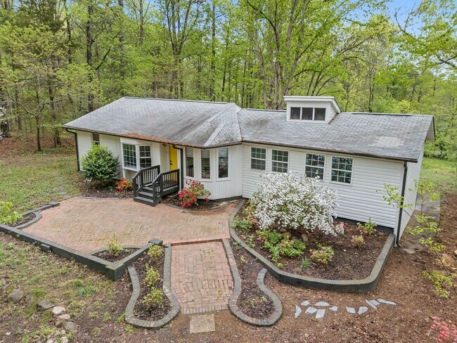 Building Photo - Nature Lovers 3 Bed 2 Bath Chapel Hill Ranch Available early August