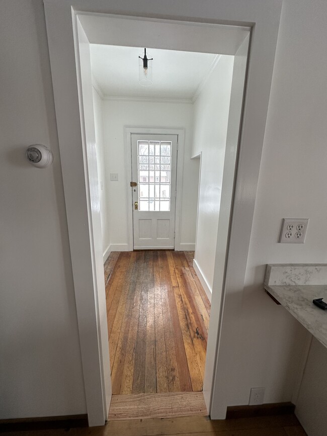 Vestíbulo con entrada privada - 5166 Shelburne Rd