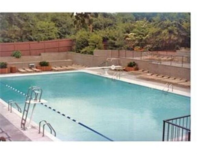 Building Photo - Short walk to Longwood! Steps to T! Large ...