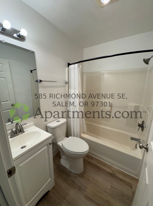 Bathroom - 585 Richmond Ave SE
