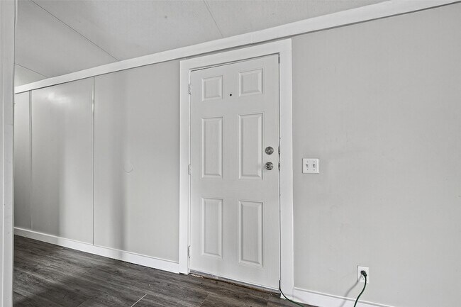 Building Photo - 2122 Koster Rd