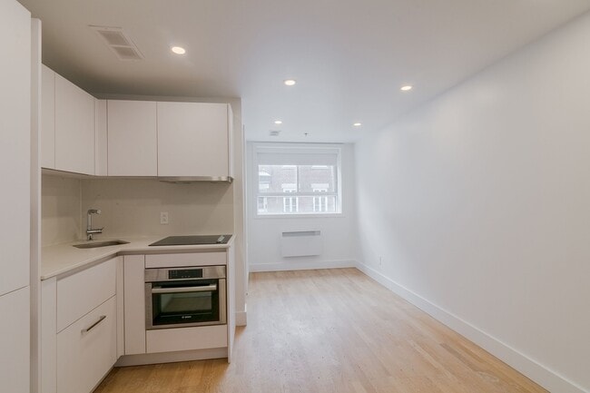 Building Photo - 25 Av des Pins O