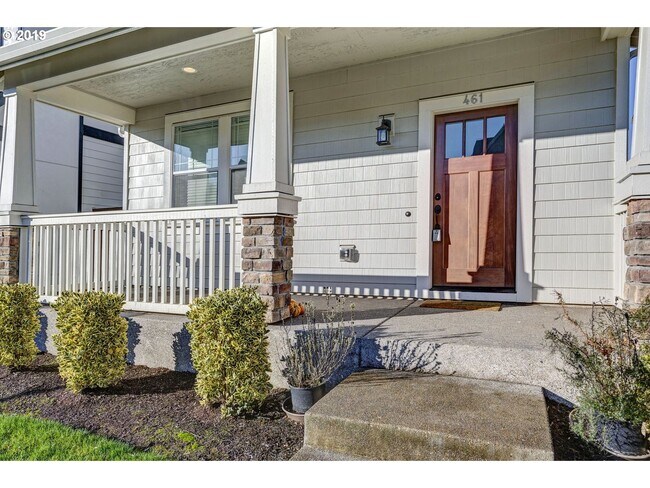 Building Photo - 461 SW 200th Ave
