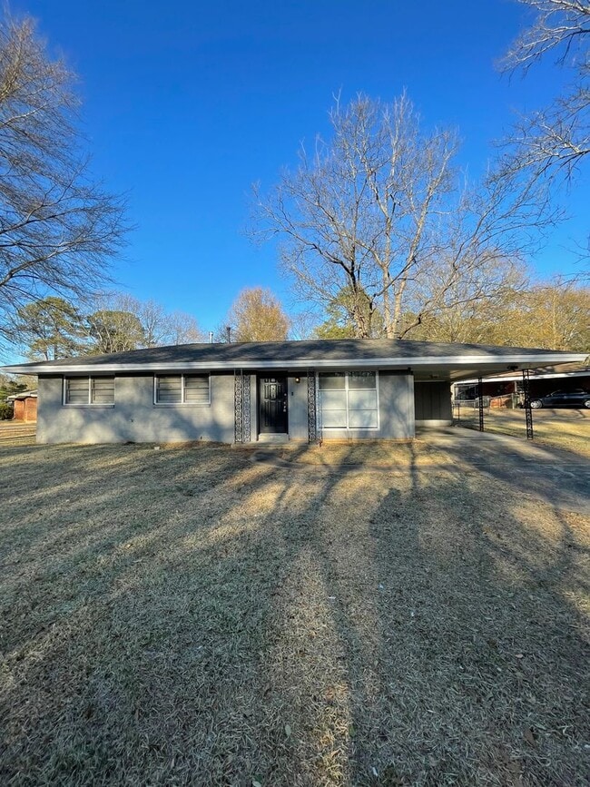 Building Photo - 3801 Bienville Rd