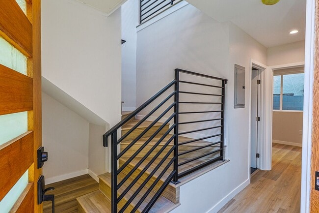 Building Photo - 2332 Carmona Ave