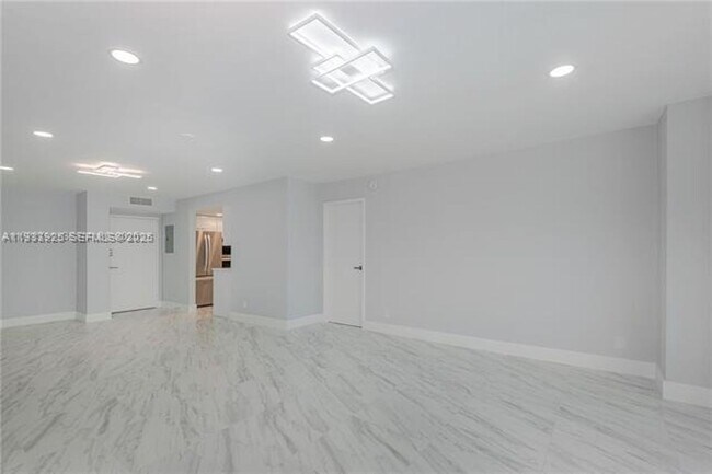 Foto del edificio - 3180 S Ocean Dr