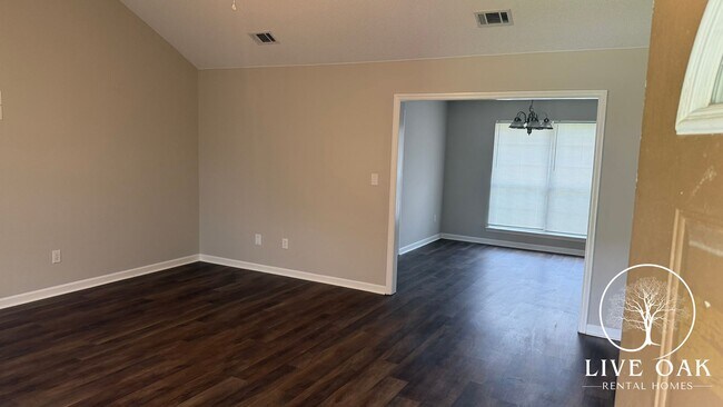 Building Photo - MOVE-IN SPECIAL: $500 OFF 1st MONTH'S RENT!**