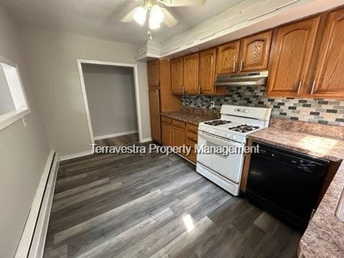Primary Photo - 6020 Highland Ave