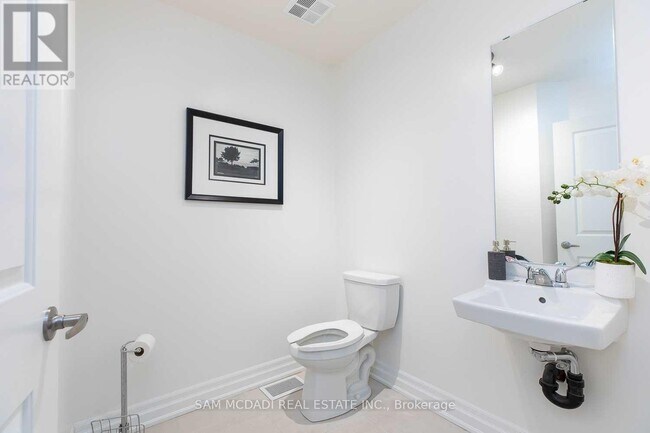 Building Photo - 126B Church St