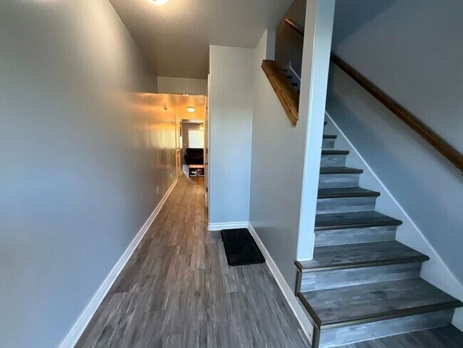 Foto del edificio - 3 bedroom 2 1/2 Bath Townhouse- Partially Furnished- Ready this month