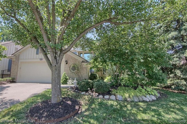 Building Photo - 7276 Simsbury Dr