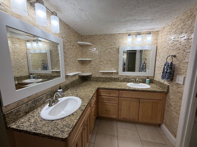 Building Photo - 13903 A Bardmoor Pl