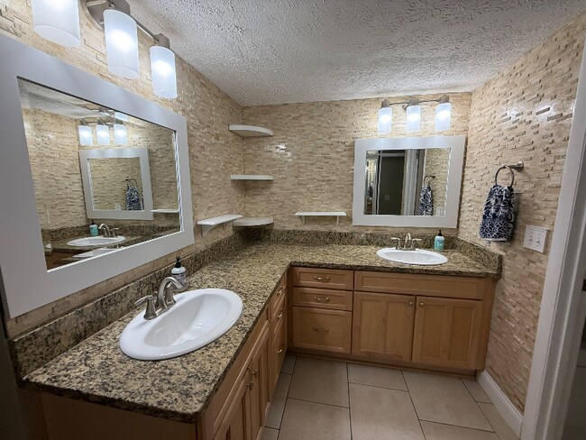 Foto del edificio - 13903 A Bardmoor Pl