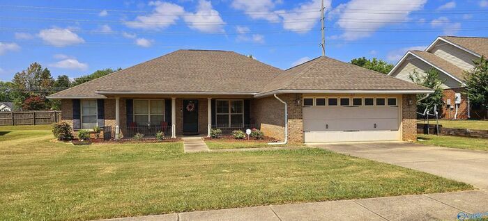 Foto principal - Madison City Schools with a fenced yard!