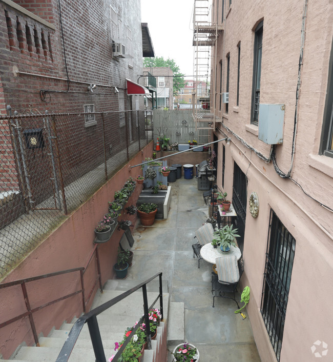 Foto del edificio - 2502 Barnes Ave