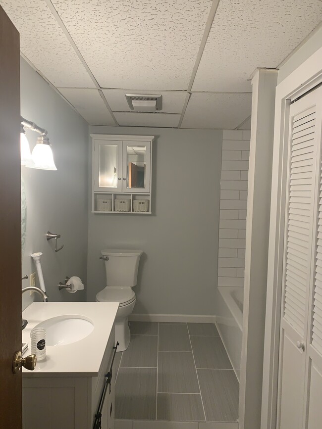 Baño actualizado - 4 Pinecrest Rd