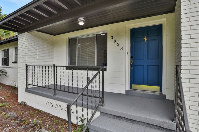 Building Photo - 3923 Tyndale Dr
