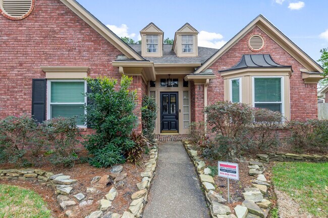 Building Photo - 15950 Meadowside Dr