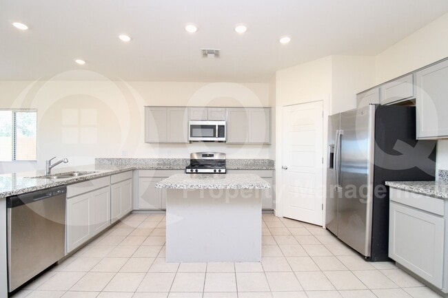 Building Photo - 744 E Diamond Dr