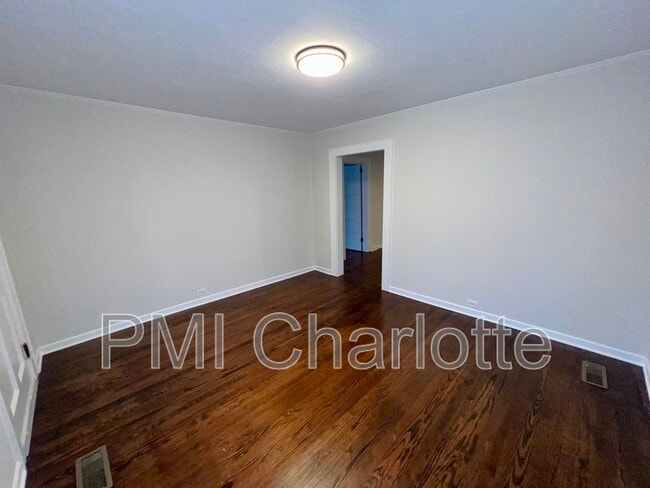 Building Photo - 503 N Pear St