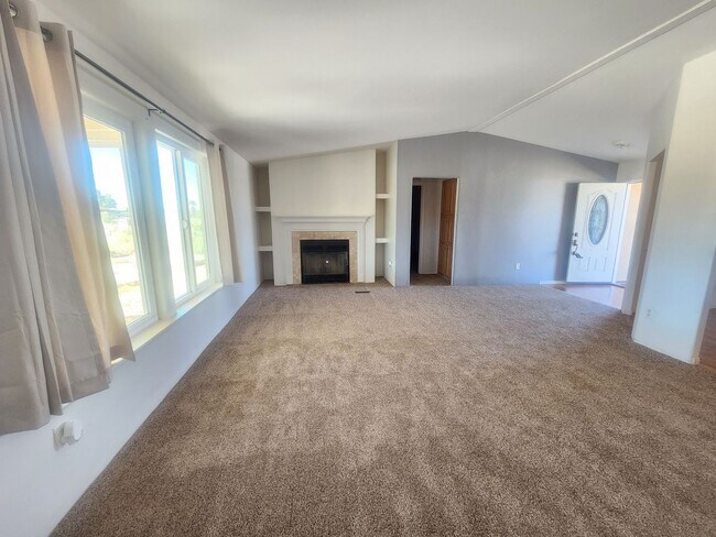 Building Photo - *6 months or 1 year Lease *Sunmore Estates Large 3 Bedroom 2 bath Home