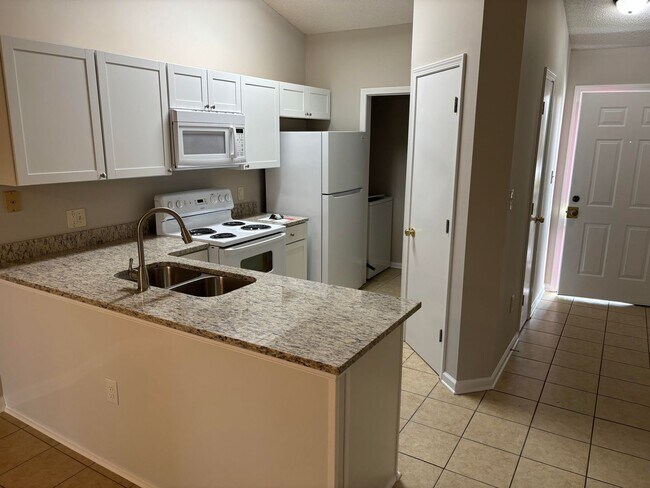 Foto del edificio - 2-Bedroom, 2-Bathroom Condo with Balcony, ...
