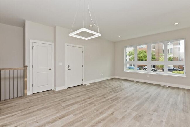 Building Photo - 5 bedroom in Chicago IL 60614