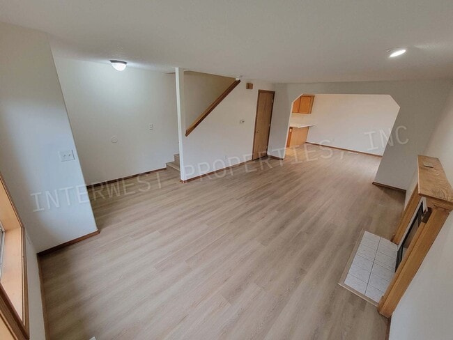 Building Photo - *1ST MONTH'S RENT FREE PROMO* SE Portland Home on A Cul-De-Sac with Garage, Yard, Fireplace and M...