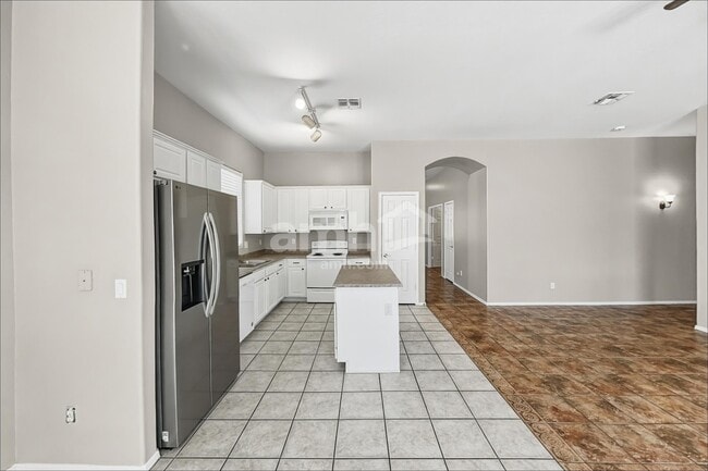 Building Photo - 12717 W Earll Dr