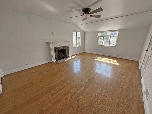 Building Photo - 1221 N Sweetzer Ave