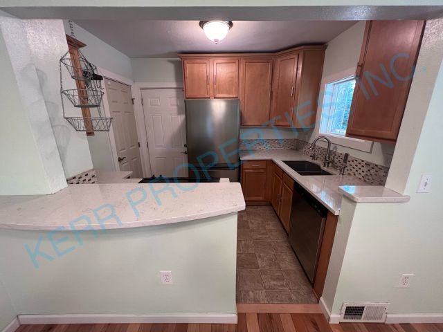 Foto del edificio - Charming 2-Bedroom Home with Spacious 1606 Sq Ft Living Space in Portland's SE Knapp St!