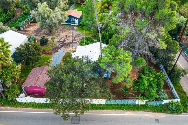 Building Photo - Spectacular Mountain Views 2 Bed/1 Bath Ho...