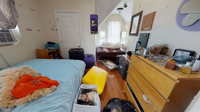 Building Photo - 2 br, 1 bath Duplex - 110 Nassau St Unit 2