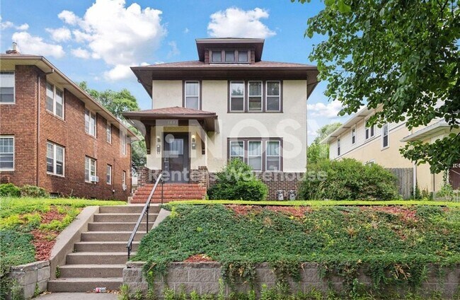 Foto del edificio - Spacious 2 Bedroom 1 Bath Upper Level Duplex in St. Paul