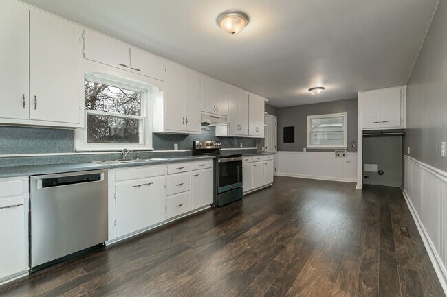 Foto del edificio - REMODELED 3 bedroom | 1 bathroom | Fenced Backyard Home in a Quiet Neighborhood! We Welcome Pets!