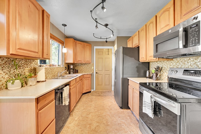 Building Photo - 10883 Fairfax Way