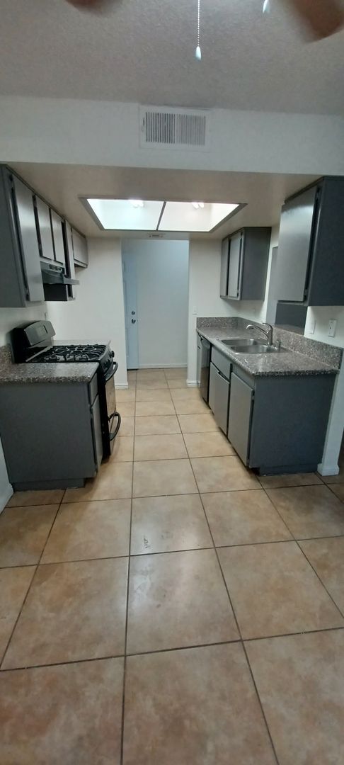 Foto del edificio - 4570 Carriage Park Dr #17