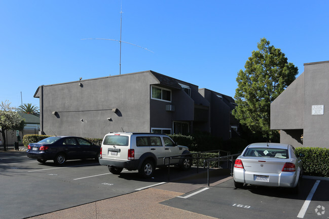 Building Photo - Parkwood Apartments