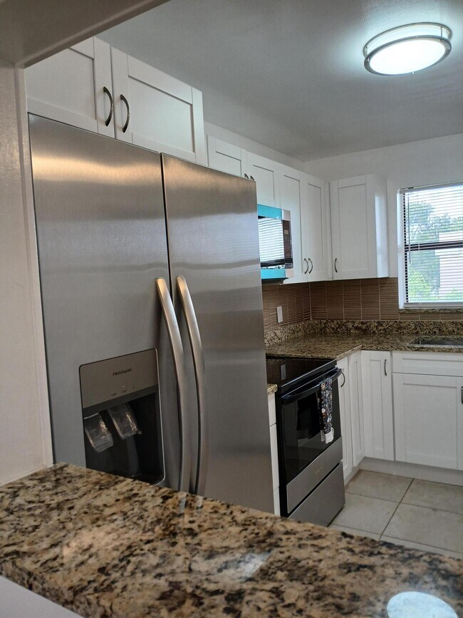 Foto del edificio - 4760 Lucerne Lakes Blvd E