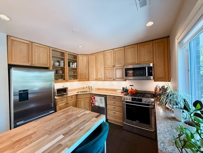 Building Photo - 747 W Dickens Ave