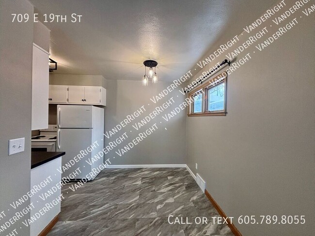 Building Photo - Charming 2-Bedroom Duplex with Modern Upda...