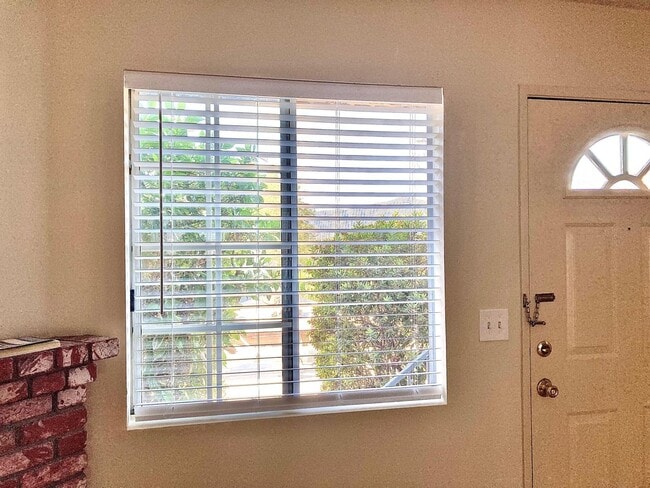 Building Photo - Charming 2 Bedroom 2 Bath townhouse with a balcony in La Crescenta.