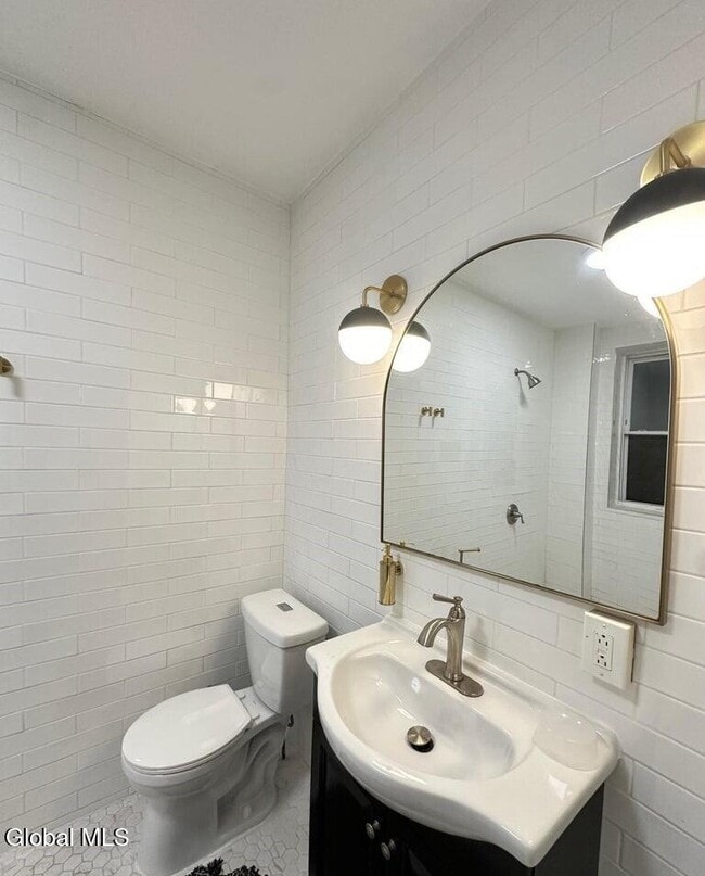 Building Photo - 51 Elm St