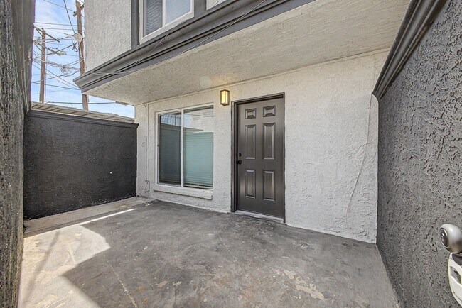 Foto del edificio - Spacious 2 Bed + Bonus Room | Large Private Yards | Covered Parking | 8 Weeks Free Rent!